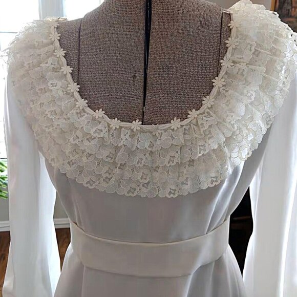 Vintage 60s Wedding Dress 35" Bust Bride Gown Daisy Lace Long Sleeves - Picture 2 of 11